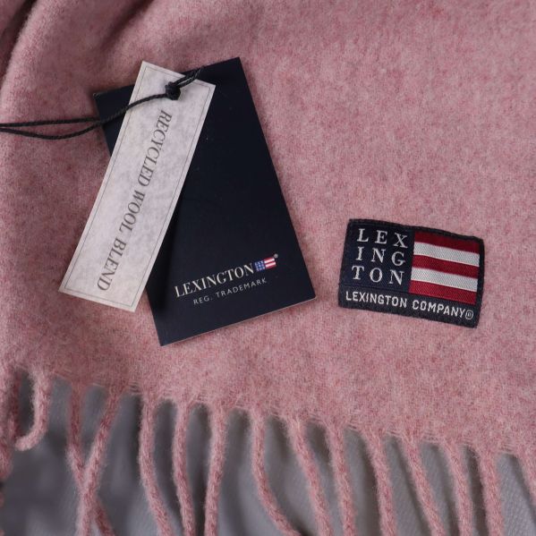 Närbild på Lexington-märke och etikett på ljusrosa halsduk