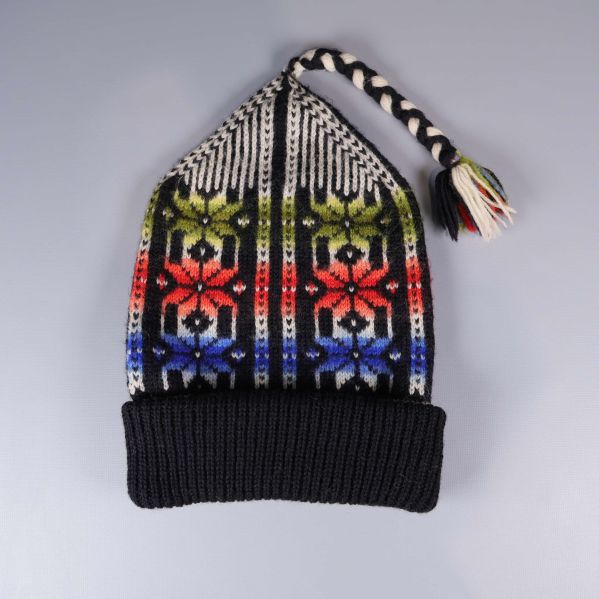 Flerfärgad stickad luva med tofs ovanpå