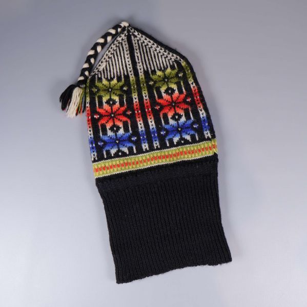 Stickad luva utvikt med ribbstickad del och mönster