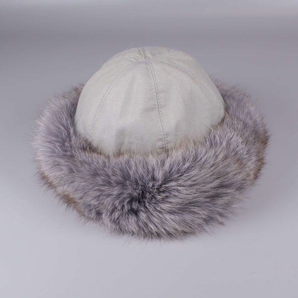 Pälsmössa i grått från ovansidan mot vit bakgrund