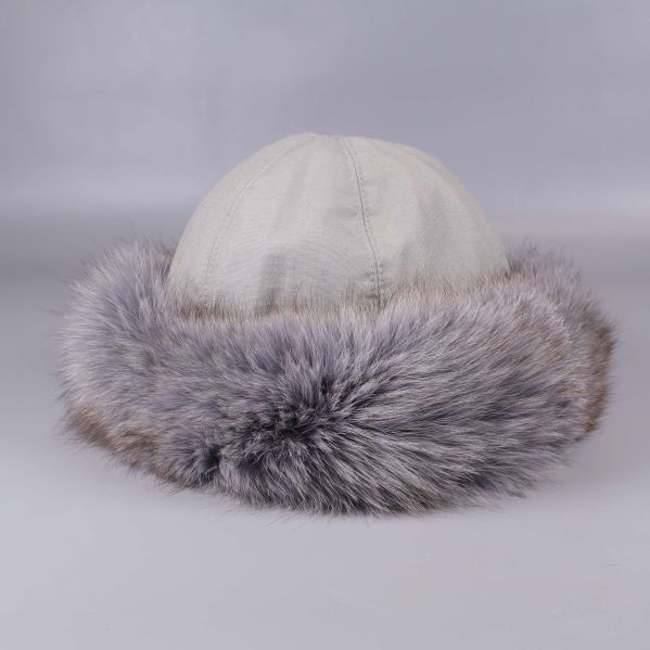 Pälsmössa fotograferad snett framifrån mot grå bakgrund