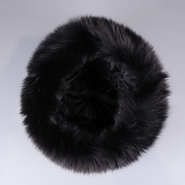 Mössans insida med svart foder och bred pälskant