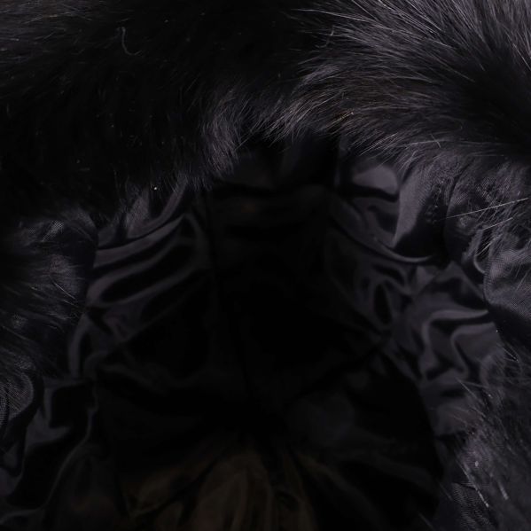 Närbild på mössans insida och pälskant