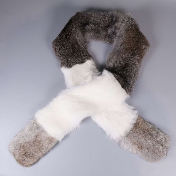 Lång mjuk halsduk i vitt, grått och brunt på grå bakgrund