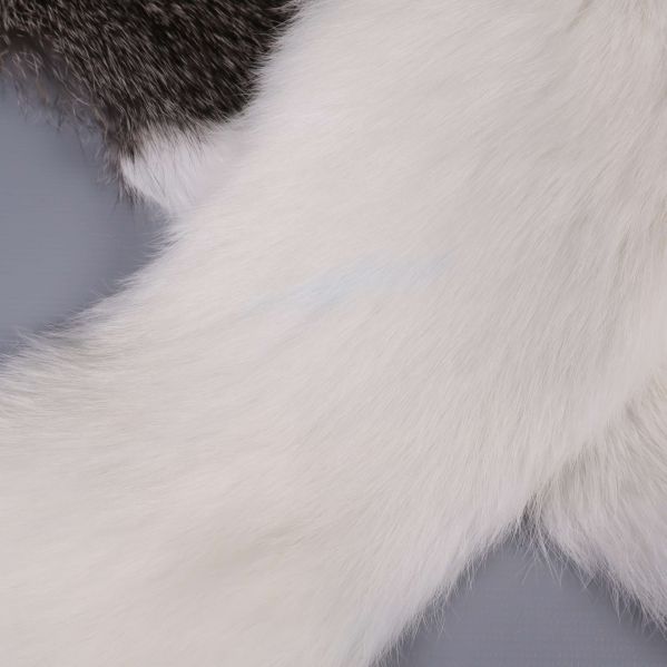 Fält med vit päls och blåtonad skiftning i materialet