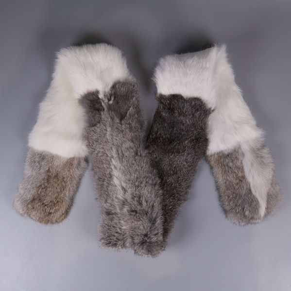 Halsduk med tydlig färgblockning i vitt, grått och brunt