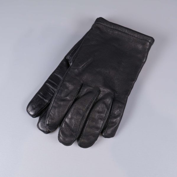 En svart skinnhandske placerad ovanpå den andra