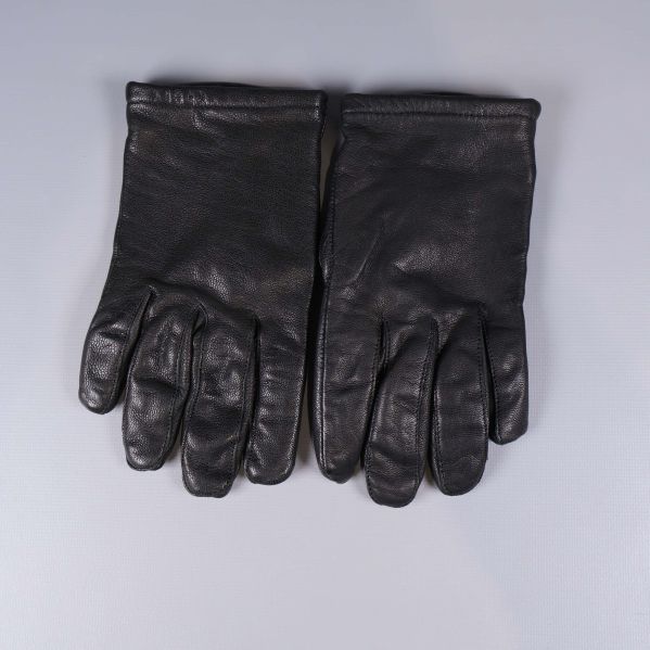 Svarta skinnhandskar i par med ovansidan synlig