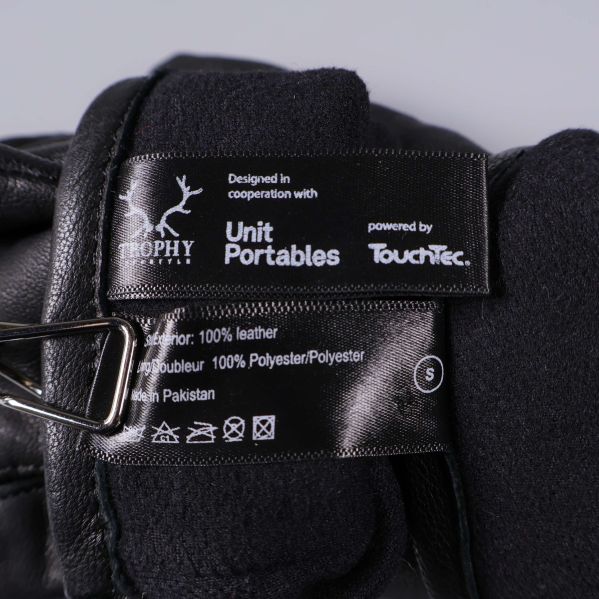 Etikett som visar material och samarbetspartner på fodret