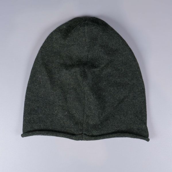 Mörkgrå stickad mössa sedd bakifrån