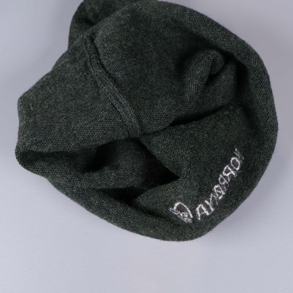 Insidan av mörkgrå stickad mössa visas i detalj