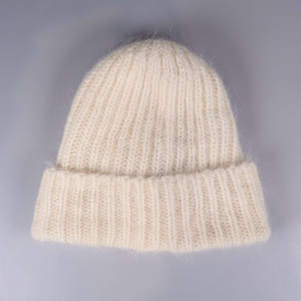 Krämvit stickad mössa med uppvikt kant