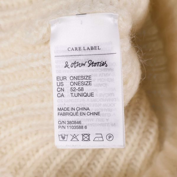 Tvättrådsetikett från & Other Stories i mössa