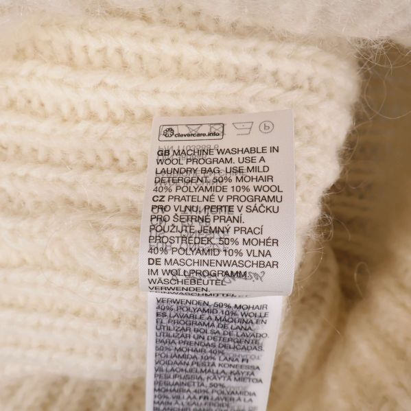 Materialetikett visar 50 procent mohair och 50 procent ull