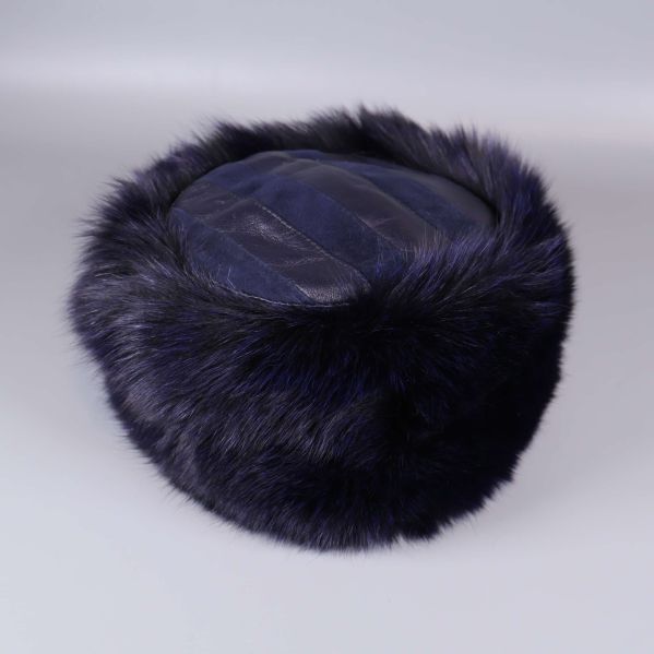 Mörkblå pälshatt i profilvy på ljus bakgrund