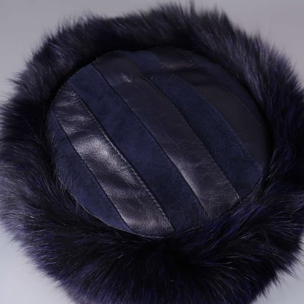 Ovanifrån syn på pälshatt med sektionerad läderdetalj