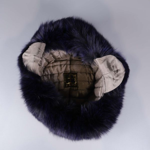 Insidan av pälshatt med quiltat foder