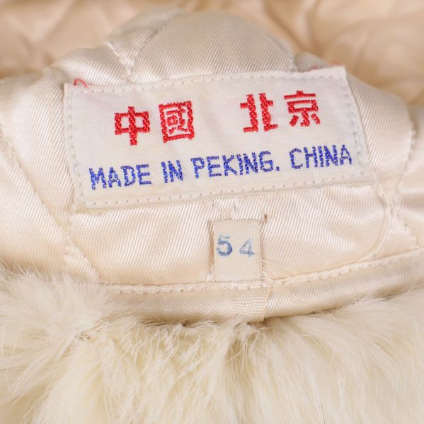 Vietikett med 'MADE IN PEKING. CHINA' och storlek 54