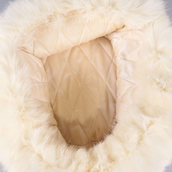 Insidan på mössan med quiltat fodertyg