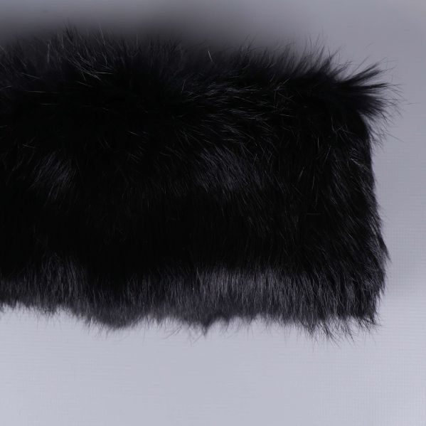 Närbild på svart päls med mjuka fibrer