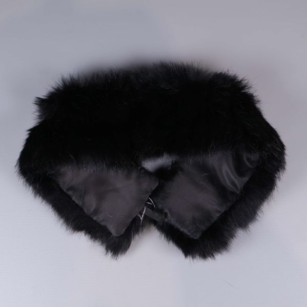Svart pälsbåge vänd upp och ned, visar fodrad insida