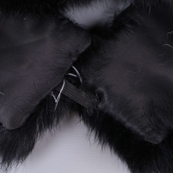 Närbild på elastiskt band på insidan av pälsbågen