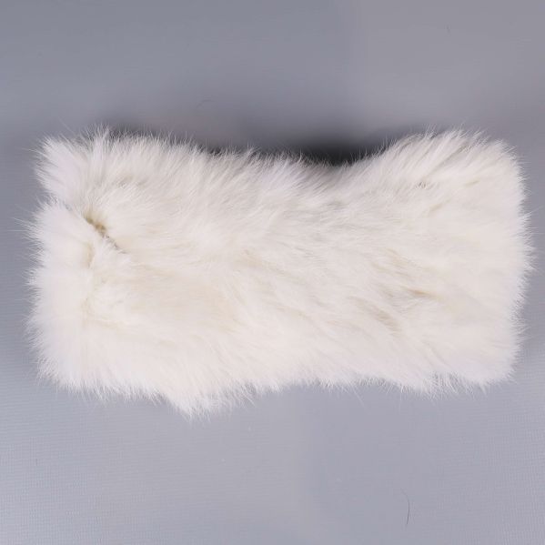Vitt pannband med päls fotograferat ovanifrån