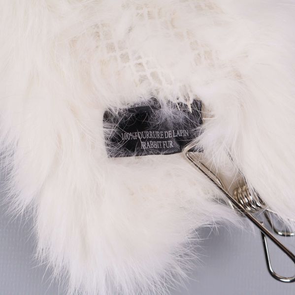 Närbild av etikett inuti vitt pannband med nätfoder