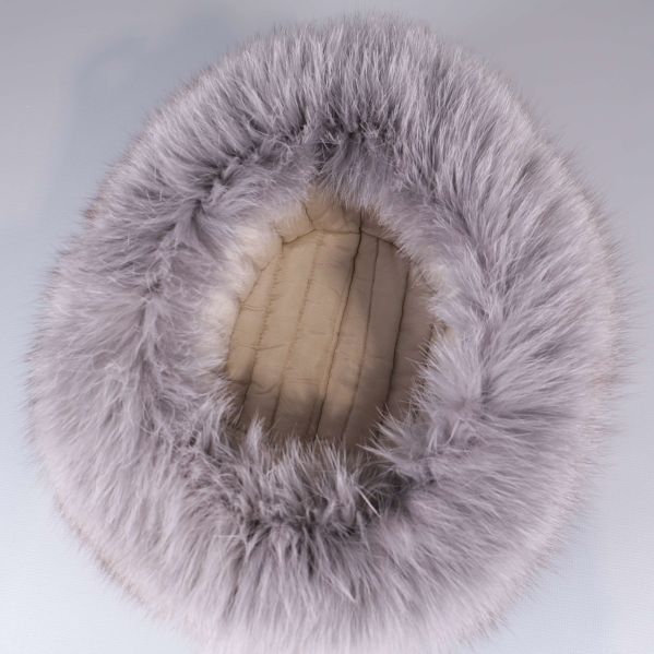 Insida av mössa med vadderat foder och pälskant