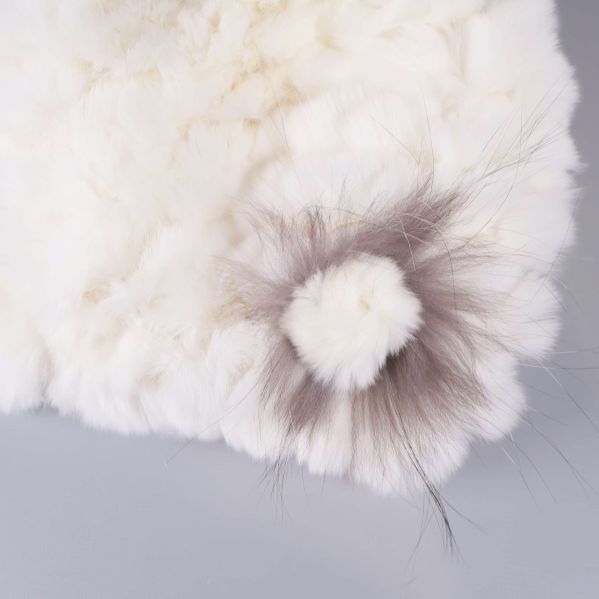 Närbild på blomformad dekoration med långa pälsstrån