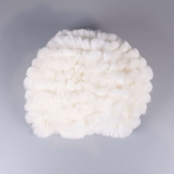 Baksidan av vit pälsmössa utan dekoration