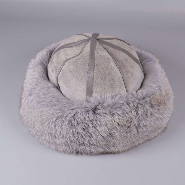 Grå mössa med pälsbräm på vit bakgrund