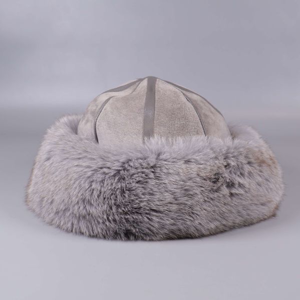 Pälsmössa sedd från sidan med bred pälsbräm