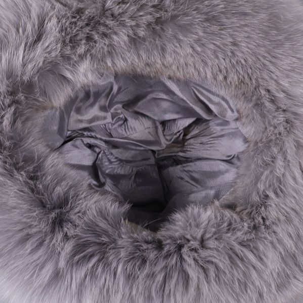 Insidan av mössan med satinliknande foder