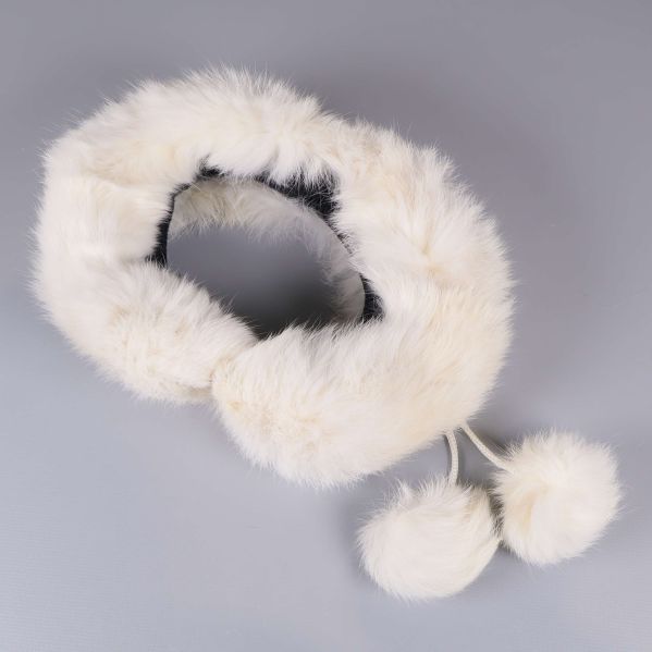 Mjukvitt pannband sett uppifrån med två tofsar