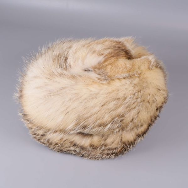 Pälsmössa i ljusa och bruna toner i profilvy