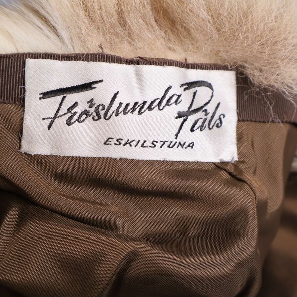 Etikett i mössa från Fröslunda Päls Eskilstuna