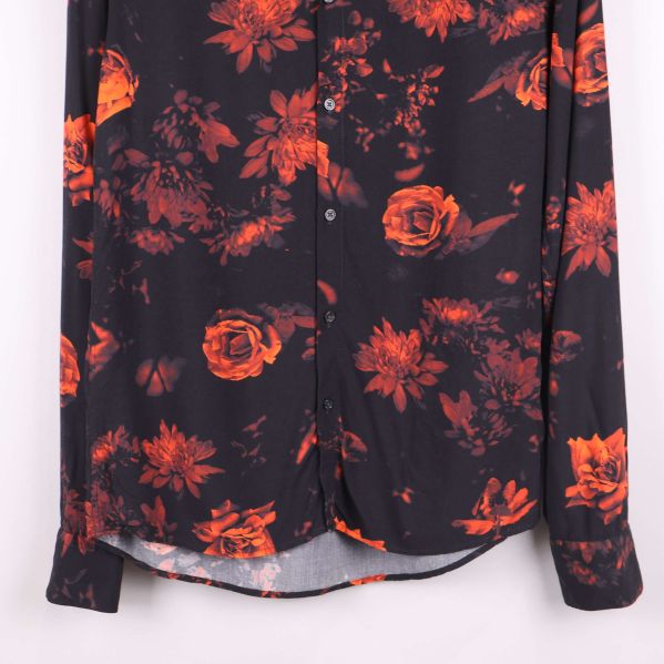 Närbild av blommönster och knappar