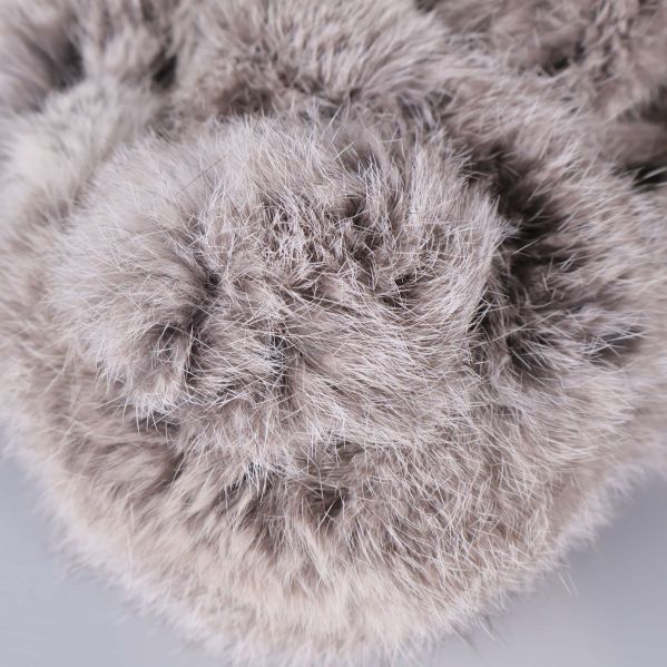 Närbild av fluffig fuskpälsstruktur på halsband