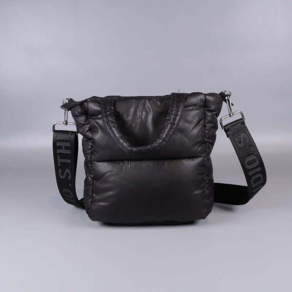 Bakre vy av svart vadderad väska med handtag och axelrem