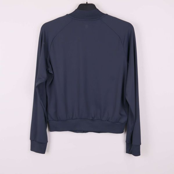 Detalj med H&M Sport tryck