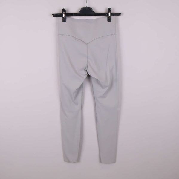 H&M Sport logga på insidan