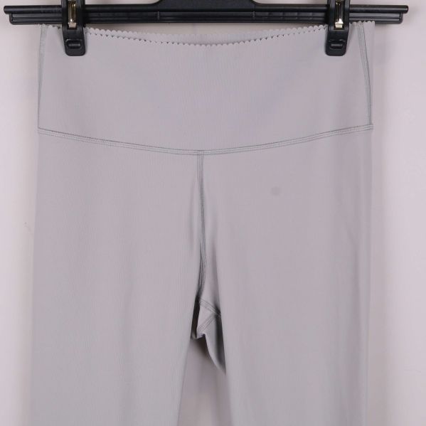 Närbild på hög midja och söm