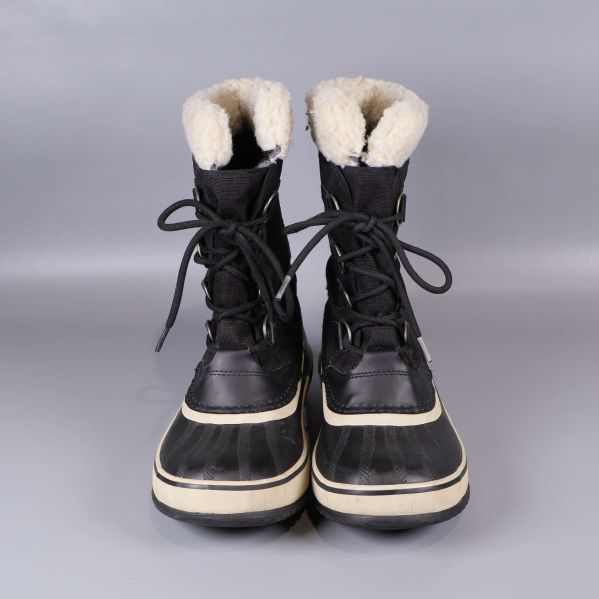 Vinterkängor framifrån med synligt vitt foder och snören