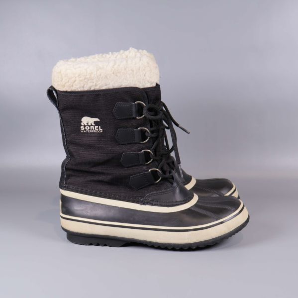 Vinterkänga från sidan visar detaljer och logga