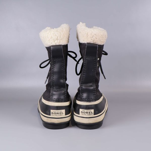 Baksidan av vinterkängor och synlig logotyp vid hälen