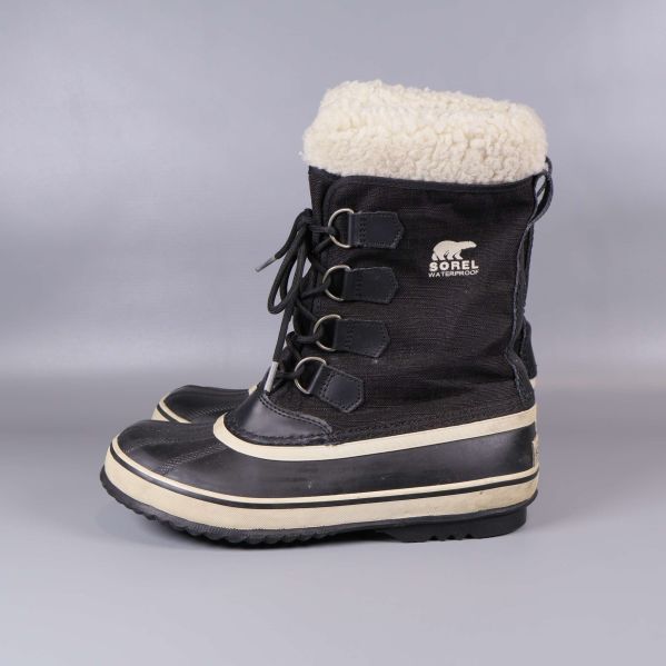 Vänster profil av svart vinterkänga med snörning och ljust foder