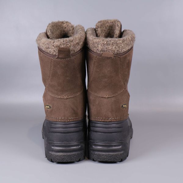 Stövlar bakifrån med synligt brunt och svart material