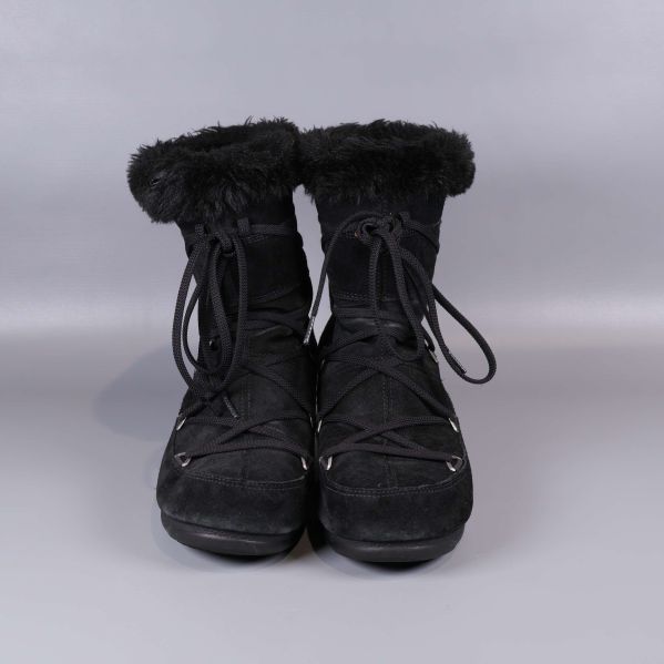 Framsidan av två svarta vinterboots med snörning