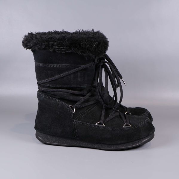 Hela höger sida av svarta vinterboots med snörning